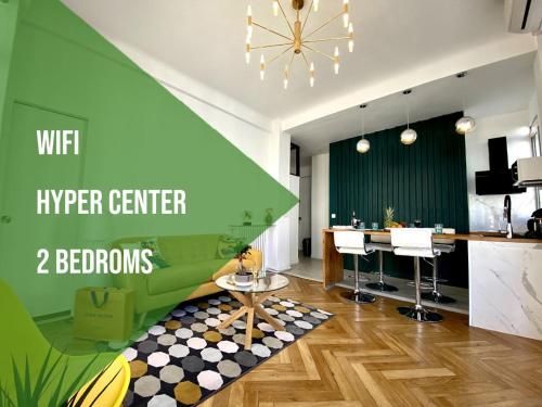 尼斯2 Bedroom - Hyper Center - Kitchen - Tramway - Balcony - Air Conditioner - Wifi的客厅设有绿色的墙壁和厨房