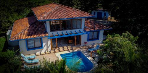 塔马林多Cañafistula Fourth Dimension的享有带游泳池的别墅的顶部景致