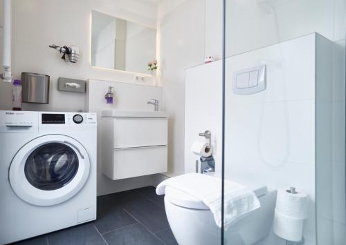 汉堡Hamburg Nord Apartments的一间带洗衣机和卫生间的浴室