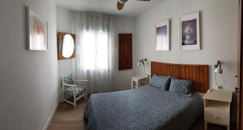 巴尔巴特Apto Playa del Carmen Chanquete的一间卧室设有一张床和一个窗口