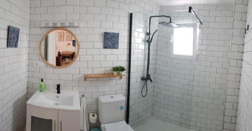 巴尔巴特Apto Playa del Carmen Chanquete的白色的浴室设有卫生间和水槽。