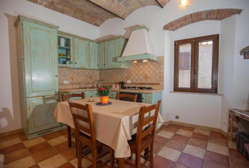 Isola del GiglioCasaMatta2的一间厨房,里面配有桌椅
