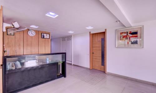 奥兰加巴德Treebo Trend Admiral Suites New Usmanpura的走廊上,房间里有一个鱼缸