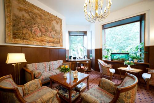 巴特瑙海姆斯浦特尔酒店的客厅配有沙发、椅子和桌子