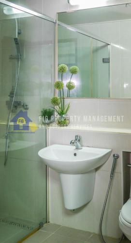 克拉克Donggwang Condo @ Clark Freeport Zone的一间带水槽和玻璃淋浴的浴室