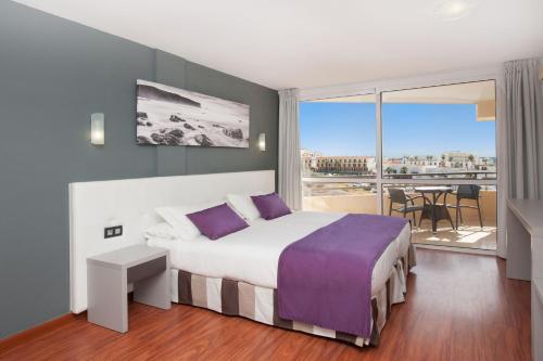 美洲海滩Olé Tropical Tenerife Adults Only的酒店客房设有一张床和一个阳台。