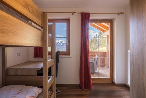 卡迪皮特拉Golserhof Sonne的一间带双层床的卧室和一个带窗户的阳台
