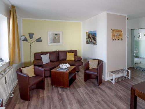 宾茨Villa Binz - Apt. 02的客厅配有沙发、椅子和桌子