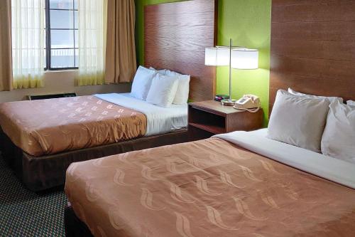 弗拉格斯塔夫Quality Inn Flagstaff East I-40的酒店客房带两张床和电话