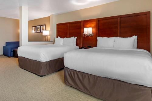 Comfort Inn & Suites Euless DFW West客房内的一张或多张床位