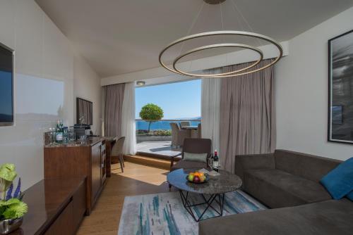 埃拉特Royal Beach Eilat by Isrotel Exclusive的客厅配有沙发和桌子