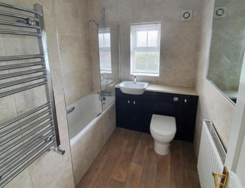 贝弗利Beverley Central Townhouse Free Parking Sleeps 8的浴室配有卫生间、盥洗盆和淋浴。