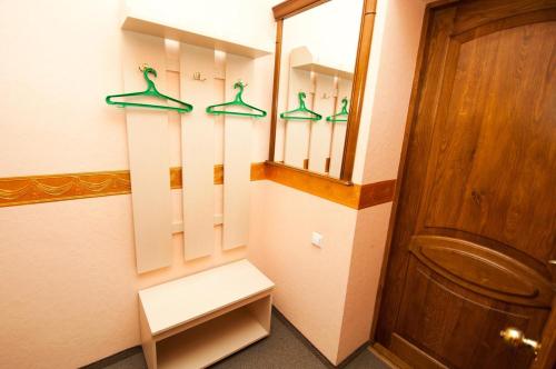 尼古拉耶夫Viva Hotel的一间带水槽和镜子的浴室