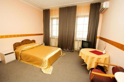 尼古拉耶夫Viva Hotel的酒店客房设有两张床和电视。