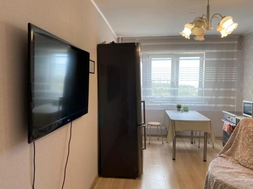 安加尔斯克Apartments 29 micro-district的客厅壁挂的平面电视