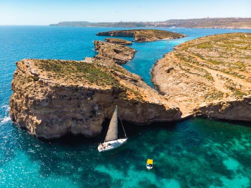 圣朱利安斯Hyatt Regency Malta的海上湾的帆船