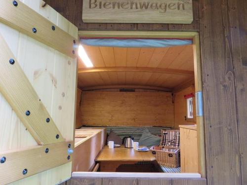WildbergBienenwagen der Naturheilpraxis Melchger的小屋内厨房的内部景色
