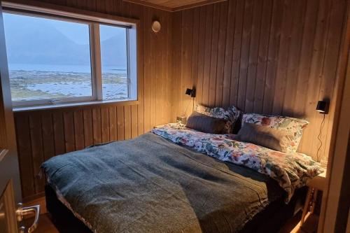 莱克内斯Magic views and walking distance to best beaches的一间卧室设有一张床,享有海景