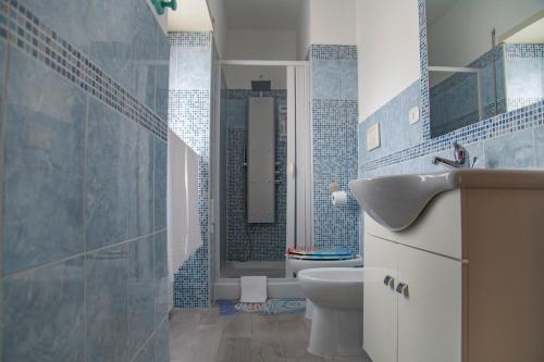 泰拉奇纳Casa Laura的一间带水槽、卫生间和淋浴的浴室
