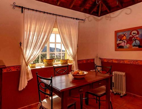 埃尔帕索Casa Nimar的一间带桌子和窗户的用餐室
