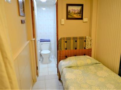 拉塞雷纳Hostal Mi Maravilla的一间带床和卫生间的小浴室