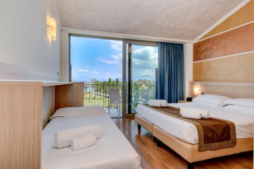 佩斯基耶拉德加达里乌斯酒店的酒店客房设有两张床和一个阳台。