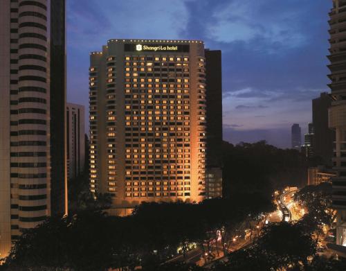 吉隆坡吉隆坡香格里拉酒店的一座高大的建筑,上面有标志