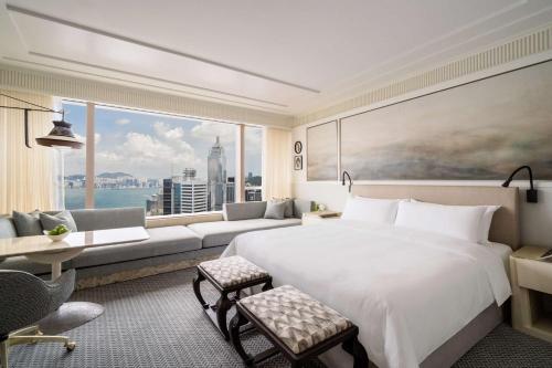 香港港岛香格里拉的一间卧室设有一张大床和一个大窗户