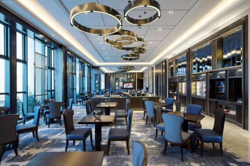 北京北京中国大饭店（香格里拉管理）的餐厅设有桌椅和窗户。