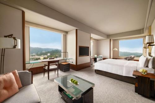 台北台北远东香格里拉的酒店客房设有一张床和一个大窗户