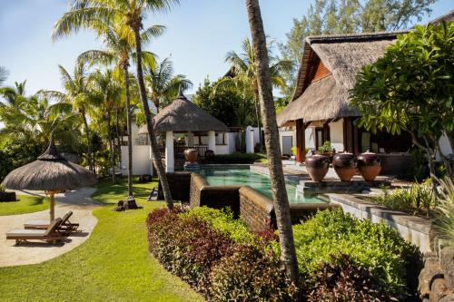 托舵道斯Shangri-La Le Touessrok, Mauritius的一座带游泳池和度假村的别墅