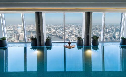 伦敦伦敦碎片大厦香格里拉大酒店的坐在建筑物游泳池里的人