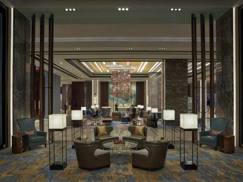 哈尔滨哈尔滨松北香格里拉的大厅,带有沙发和吊灯的酒店大厅