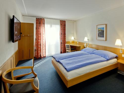 布里格晚安旅馆的配有一张床和一张书桌的酒店客房