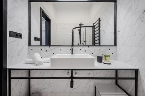 布达佩斯Astoria Boutique Suites- Best Location by BQA的白色的浴室设有水槽和镜子