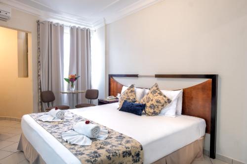 弗朗卡塔弗兰卡酒店 的酒店客房带一张大床,带毛巾