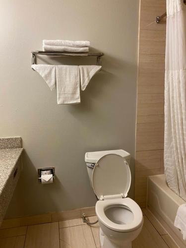罗瑞尔Travelodge by Wyndham Laurel Ft Meade Near NSA的一间带卫生间、淋浴和毛巾的浴室