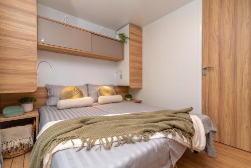 罗维尼Mobile Homes AZZURRO的一间卧室,配有两张床