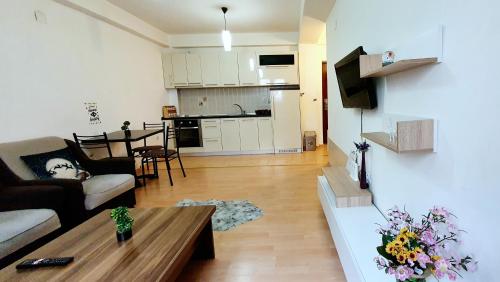 泰托沃Tetovo Apartment Superb Location的带沙发和咖啡桌的客厅