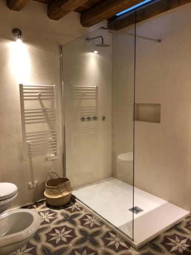 诺托O'scià Loft的带淋浴、卫生间和盥洗盆的浴室