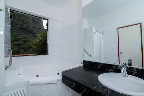 马丘比丘Tierra Viva Machu Picchu Hotel的一间带两个盥洗盆和窗户的浴室