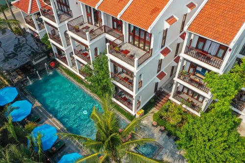 会安Hoi An Riverside Villas & Apartments的享有带游泳池的建筑的空中景致
