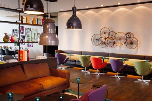 阿姆斯特丹阿姆斯特丹一号汽车旅馆的一间酒吧,里面配有椅子和沙发