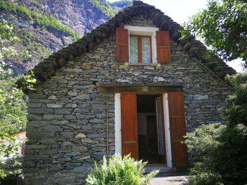 CevioRustico Bietto的一个小石屋,有窗户和门