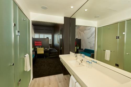 HOTEL SKY Cape Town的一间浴室