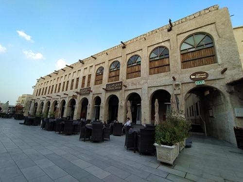 多哈艾卡瑞斯酒店的前面设有桌椅的建筑
