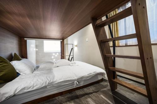 东京Ken's Place Azabudai的一间卧室配有一张双层床和梯子