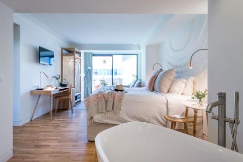 雅典Niche Hotel Athens的一间卧室配有一张床、一张沙发和一张书桌