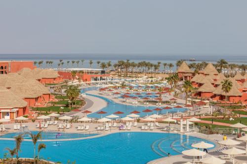 沙姆沙伊赫Pickalbatros Laguna Vista Aqua Park - Sharm El Sheikh的享有带游泳池和遮阳伞的度假村的空中景致