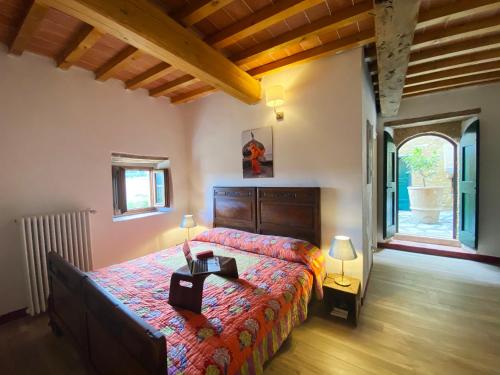 佩萨河谷塔瓦内莱Campora House的一间卧室设有一张大床和一个大窗户